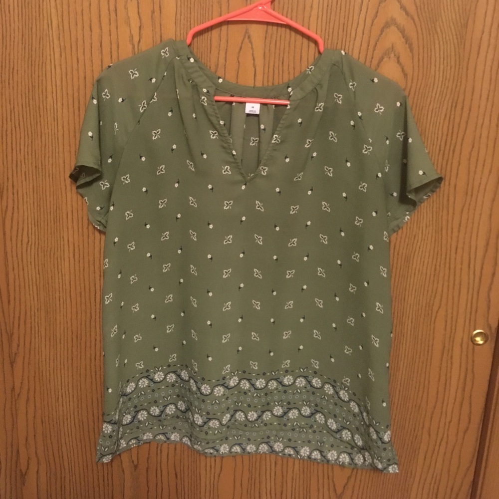 Green, patterned dress shirt